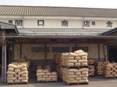 新潟米の倉庫。